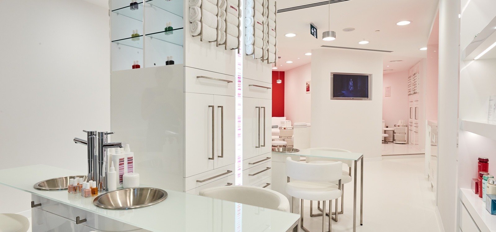 How Nail Salons Juggle Multiple Clients